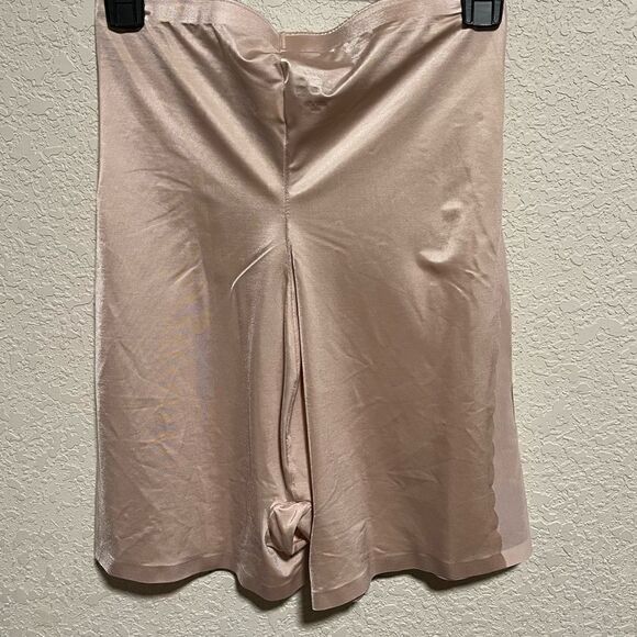 ASSETS by SPANX- Red Hot Label- Luxe & Lean Scalloped High-Waist Girl Short, 1X - Picture 4 of 7